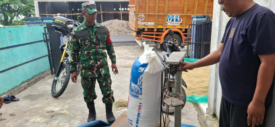 Bulog Karawang Beli Gabah Petani Desa Cariumulya Rp 6.500/Kg